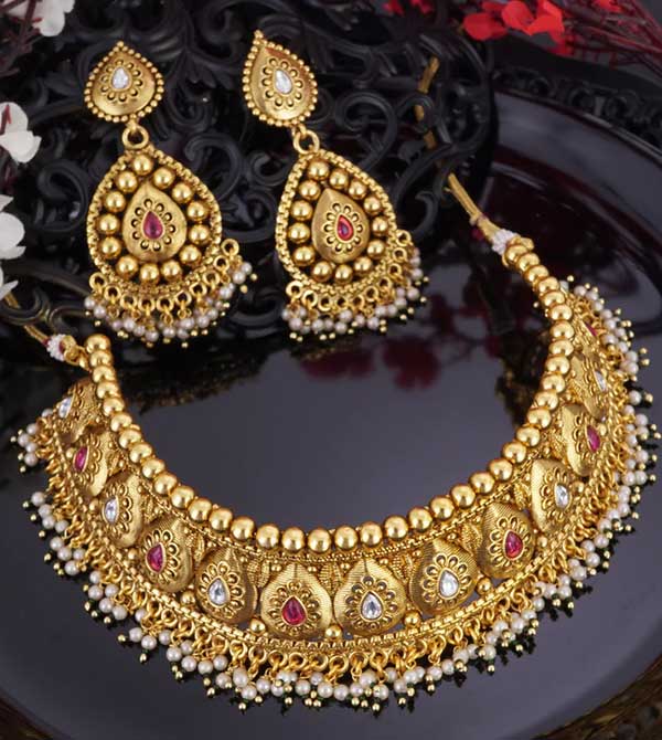 Design :- Bridal Jewelry

Material :- Copper-Brass

Stone Color :-Maroon-White

Plating color :- Antique Gold

Products Includes:-

Earrings (Push Back),

Choker Necklace (Adjustable Thread)