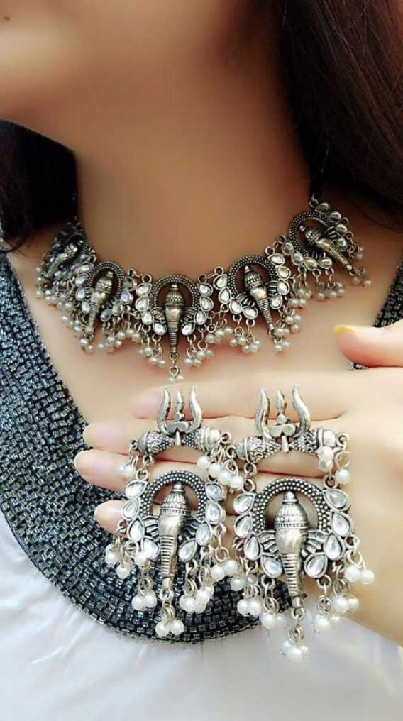 Base Metal Alloy

Plating	Oxidised Silver

Stone Type Artificial Stones & Beads

Sizing Choker