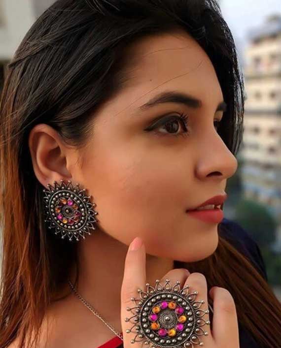 Base Metal: Alloy
Plating: Micro Plating
Sizing: Adjustable
Stone Type: American Diamond
Type: Studs
Net Quantity (N): 1
good quality earrings with ring
Country of Origin: India