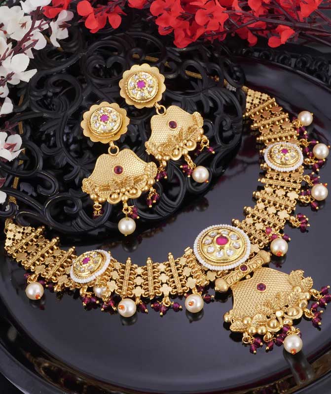 Design :- Bridal Jewelry

Material :- Copper-Brass

Stone Color :- White-maroon

Plating color :- Antique Gold

Products Includes:-

Earrings (Push Back),

Choker Necklace (Adjustable Thread)