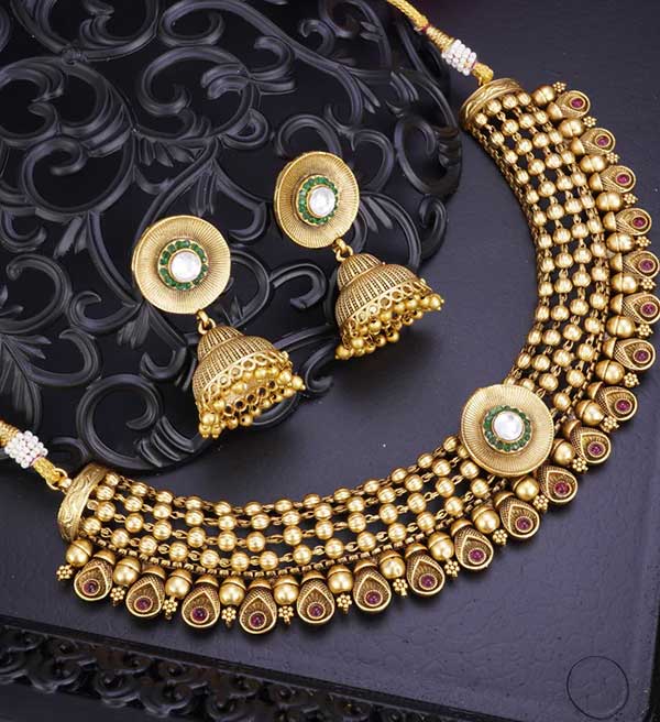 Design :- Bridal Jewelry

Material :- Copper-Brass

Stone Color :- Maroon-Green

Plating color :- Antique Gold

Products Includes:-

Earrings (Push Back),

Choker Necklace (Adjustable Thread)