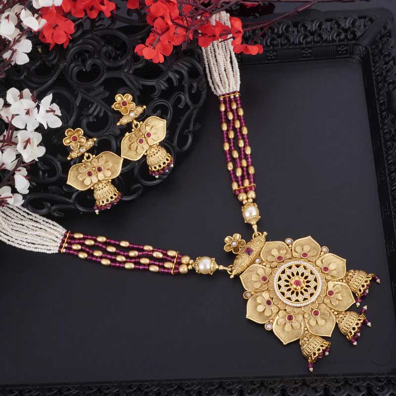 Design :- Bridal Jewelry

Material :- Copper-Brass

Stone Color :-Maroon

Plating color :- Antique Gold

Products Includes:-

Earrings (Push Back),

Choker Necklace (Adjustable Thread)